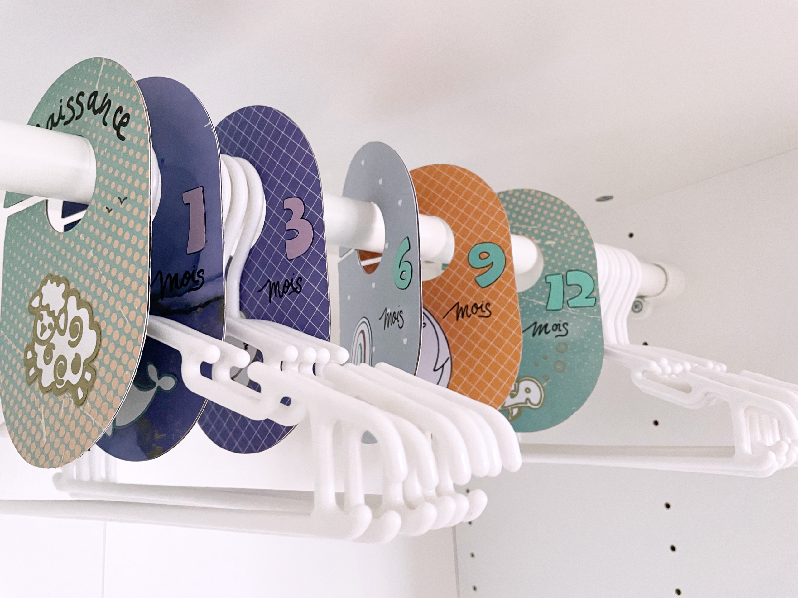 DIY : Séparateurs de penderie – spécial bébé