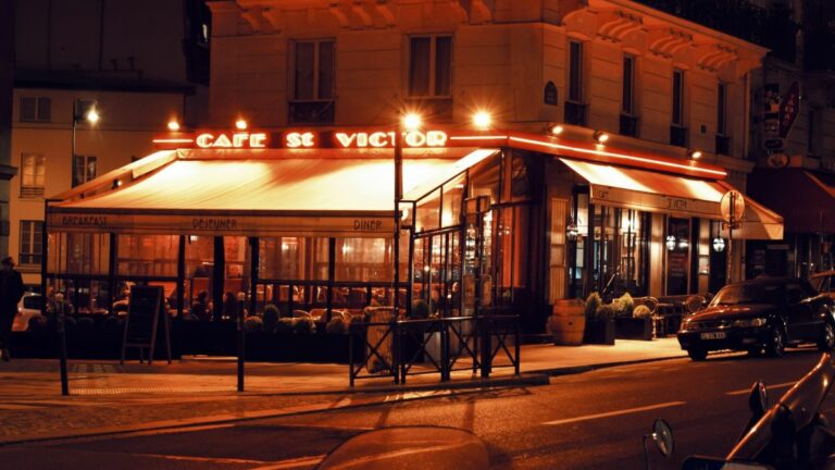Ambiance d'un bar à cocktails parisien