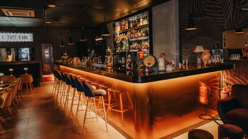 Comptoir d'un bar à cocktails lyonnais en soirée